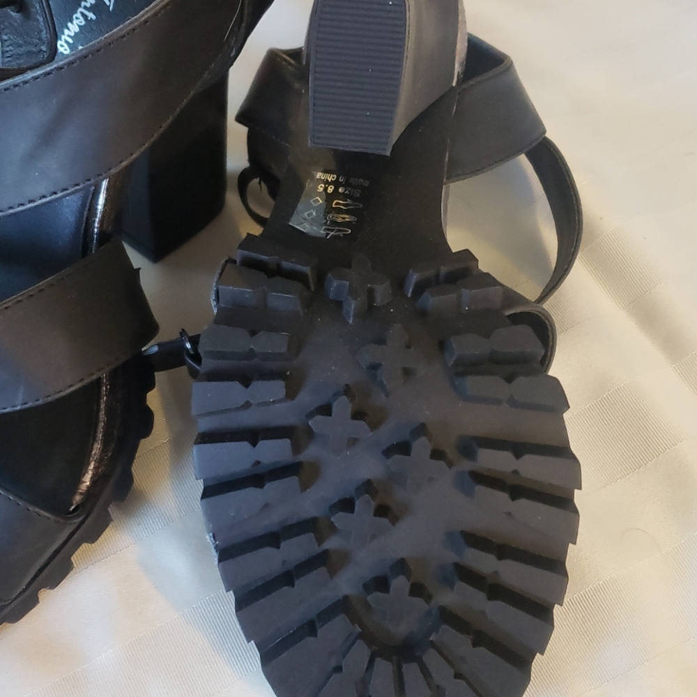 Sandals - Picture 2 of 4